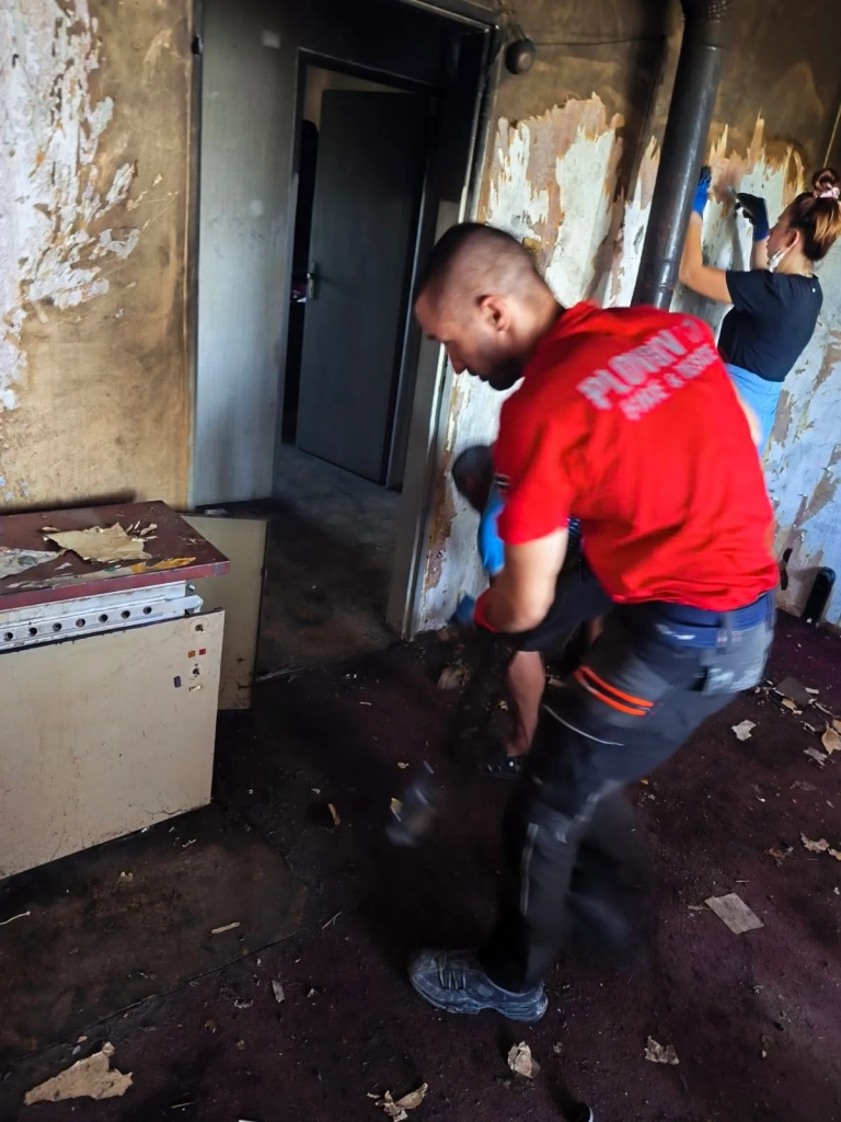 Разчистване на изгорелия дом на дядо Тодор